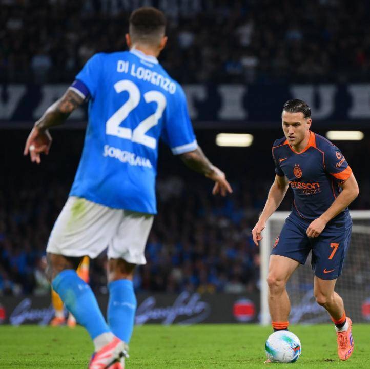 ใครคือผู้ครองบัลลังก์สูงสุดในเซเรียอาอย่างแท้จริง? ความพ่ายแพ้ 1-3 ของอินเตอร์ มิลาน ทำให้มาร็อตต้ายังไม่เชื่อมั่น ขณะที่ซิฟโควิชโชว์ฟอร์มเหนียวแน่นขัดขวางเอซี มิลาน การแข่งขัน | ยูฟ่าแชมเปียนส์ลีก | นาโปลี