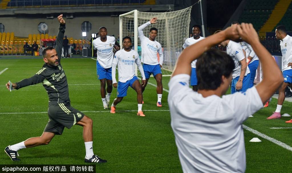 ความหวังของชาลเก้ 04 ในการกลับสู่บุนเดสลีกา: การเปลี่ยนแปลงทางยุทธวิธีของมุลซิชและเส้นทางสู่การฟื้นฟูของทีม: แฟนบอลดาร์มสตัดท์