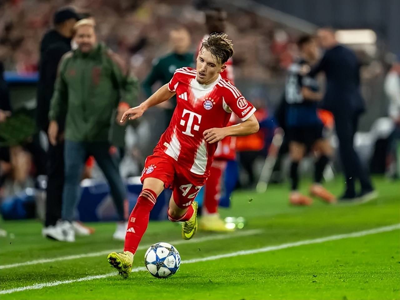 ดาวรุ่งวัย 17 ปีของบาเยิร์น มิวนิค กลายเป็นดาวรุ่งที่ได้รับความสนใจมากที่สุดในวงการฟุตบอลเยอรมัน โดยมีแมวมองจากสามยักษ์ใหญ่ในพรีเมียร์ลีกถูกส่งตัวไปติดตาม _เลนนาร์ท คาร์ล_ _แชมเปียนส์ลีก_ _อาร์เซนอล_