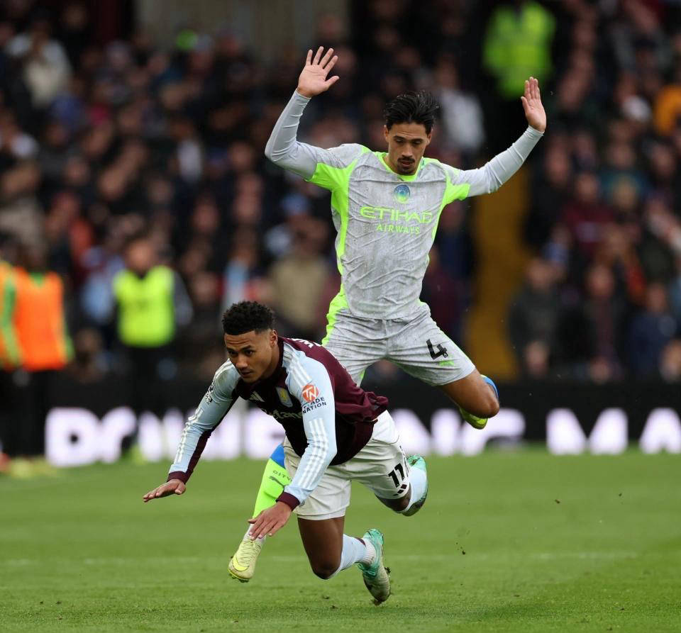 แนวรับของแมนเชสเตอร์ ซิตี้ไร้ที่ติ! นักเตะชาวดัตช์ตัวปลอมทำให้ทีมเสียหน้า กวาร์ดิโอล่าส่งเขาลงเล่นผิดตำแหน่งกองกลางตัวรับ_Rein_Des_Cash