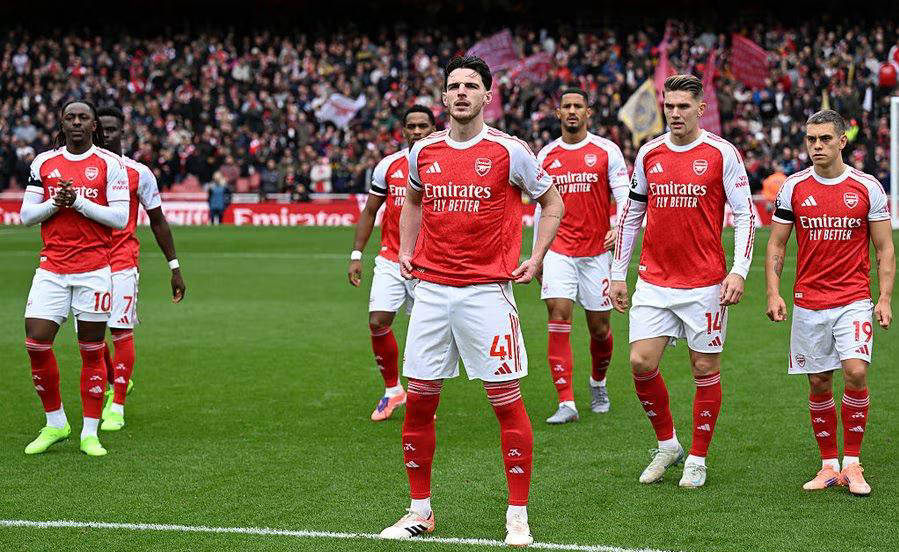 อันดับล่าสุดพรีเมียร์ลีก! อาร์เซนอลนำเป็นจ่าฝูงด้วยชัยชนะสามนัดติดต่อกัน, ซิตี้พ่ายแพ้หลังถูกพลิกเกม, ฮาลันด์พลาดโอกาสยิงประตูเดี่ยว, สเปอร์สคว้าชัยชนะ _แมตช์_ฤดูกาล_แชมเปียนส์ลีก