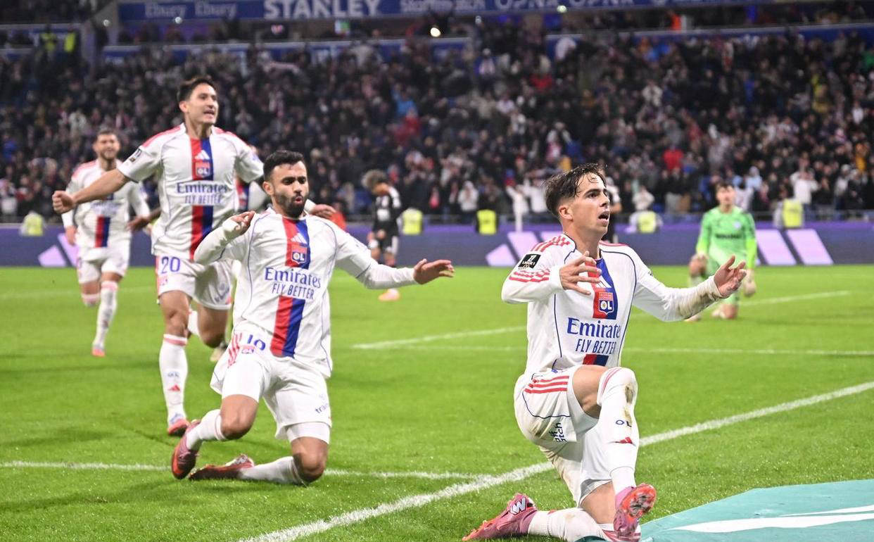 นักเตะดาวรุ่งชาวโปรตุเกสวัย 20 ปี ยิงประตูสุดมหัศจรรย์ช่วยให้ลียงพลิกกลับมาเอาชนะสตราส์บูร์กได้ หยุดสถิติแพ้สองนัดติดต่อกัน และไต่ขึ้นสู่อันดับสี่ในลีกเอิง