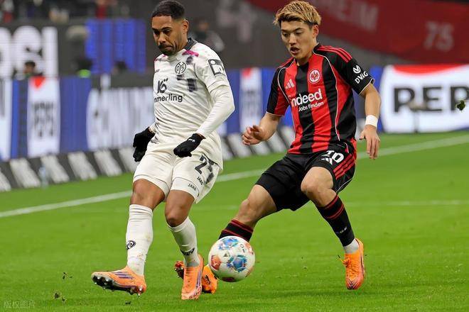 1-0: ดาวรุ่งญี่ปุ่นวัย 27 ปีฉายแสงในยุโรป – การเลี้ยงบอลที่ไม่มีใครหยุดได้และการยิงมุมแคบ – มุมกล้องถ่ายทอดสดที่น่าทึ่ง – การแข่งขันกับ Eintracht Frankfurt – อัน-ริว