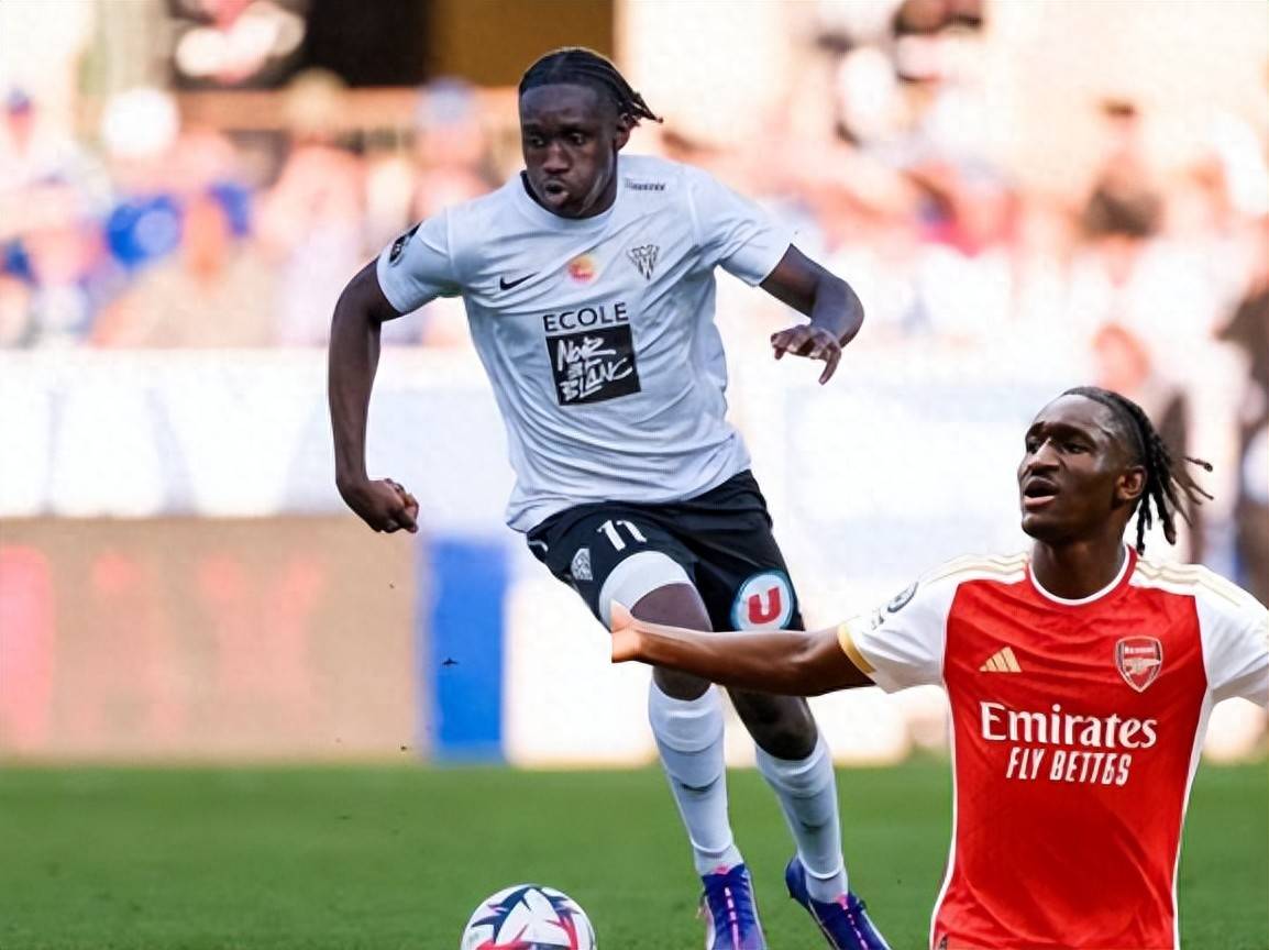 กองหน้าดาวรุ่งชาวฝรั่งเศสวัย 18 ปี ระเบิดฟอร์มโดดเด่นจนเป็นที่จับตามอง โดยมีหกยักษ์ใหญ่แห่งยุโรปแย่งชิงตัวเขาอย่างหนัก กลายเป็นเป้าหมายการย้ายทีมที่ร้อนแรงที่สุด_Sherif_Attacking_Player