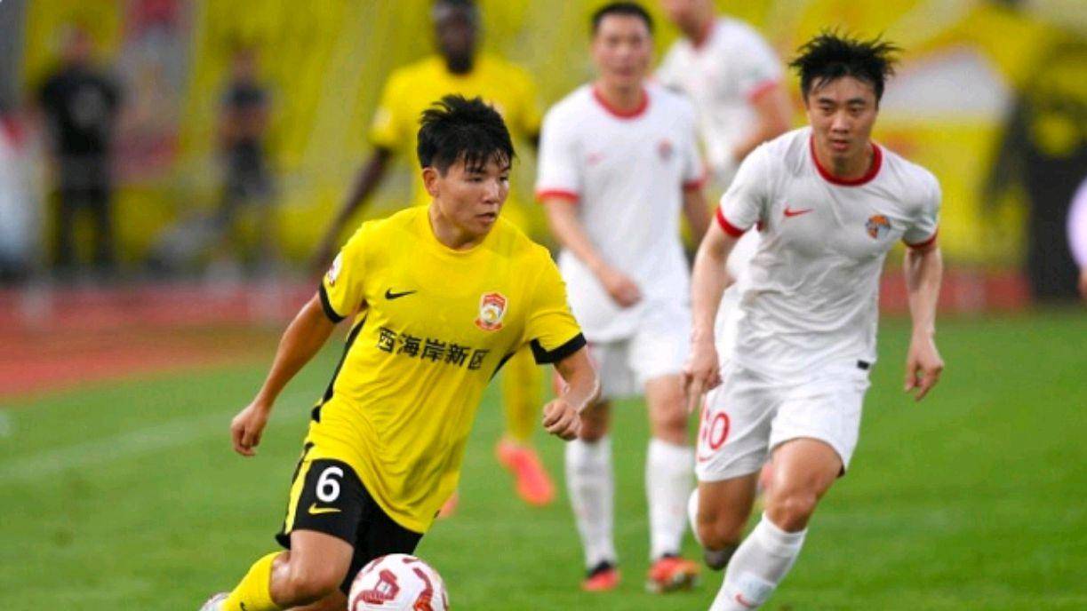 การเปิดตัวในพรีเมียร์ลีกของซู๋ ปินวัย 21 ปี: เปลวไฟใหม่สำหรับความทะเยอทะยานของฟุตบอลจีนในต่างประเทศ – เขาจะสามารถจุดประกายความหวังในการฟื้นฟูได้หรือไม่? _วูล์ฟแฮมป์ตัน วันเดอเรอร์ส_ _แชมเปี้ยนชิพ_ _กองกลางตัวรับ_