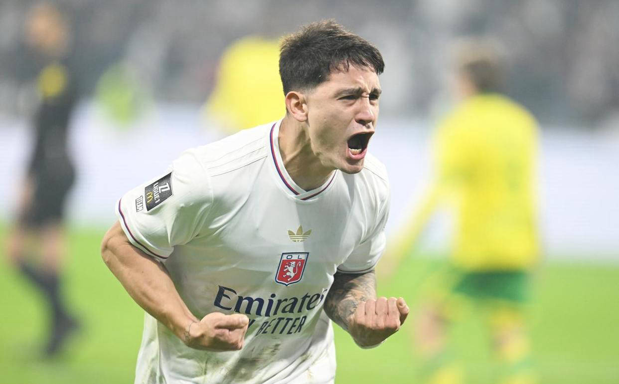 ชัยชนะ 3-0: อดีตนักเตะอินเตอร์ มิลาน วัย 24 ปี โชว์ฟอร์มโดดเด่นด้วยสองประตูสุดร้อนแรง พาโอลิมปิก ลียง คว้าชัยสองนัดติดต่อกันและไล่จี้สี่อันดับแรกของลีกเอิง_แมตช์_ซาตริอาโน_เหย้า