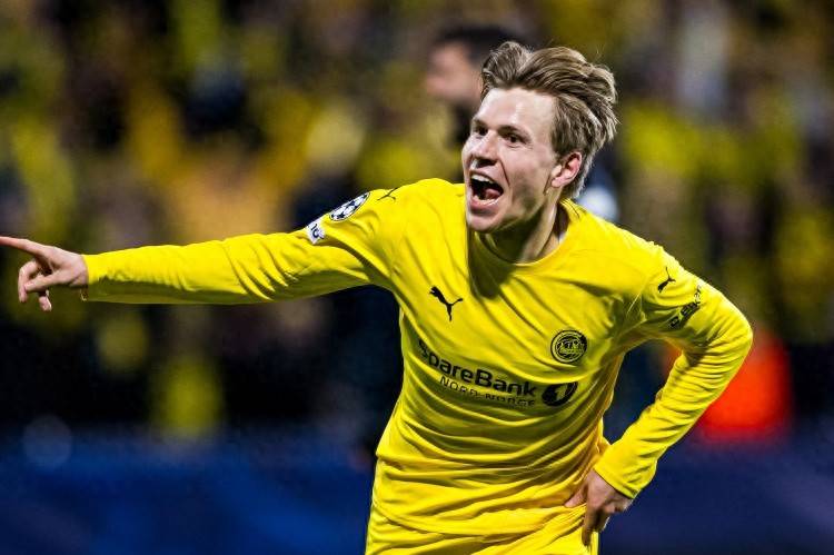 ผู้นำการเลี้ยงบอลในยูฟ่าแชมเปียนส์ลีกฤดูกาลนี้: อันดับ 1 - ผู้เล่นจากลีกนอก 5 ลีกใหญ่ อันดับ 2 - จามาล อันดับ 3 - โดกุ อันดับ 4 - ซาเน่ _Haier_ _Success_ _Bode_