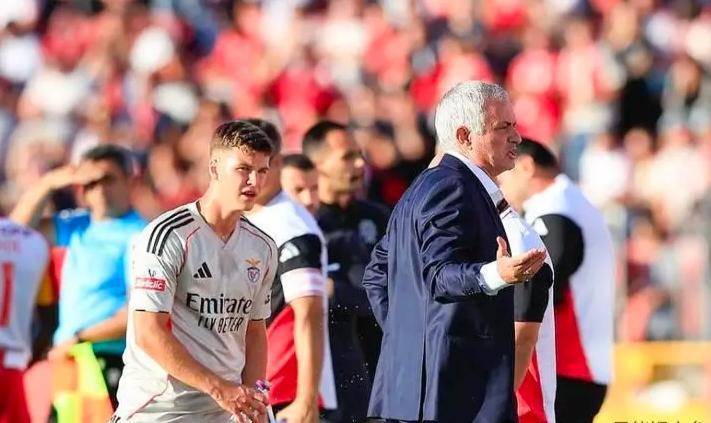 2-0 ชัยชนะอันศักดิ์สิทธิ์! มูรินโญ่คว้าชัยสองนัดติดต่อกันท่ามกลางความยากลำบาก: สู้กับเรอัล มาดริดและยูเวนตุส ความมหัศจรรย์หกแต้มจะดำเนินต่อไปได้หรือไม่? _เบนฟิก้า_มูรินโญ่_ชัยชนะ