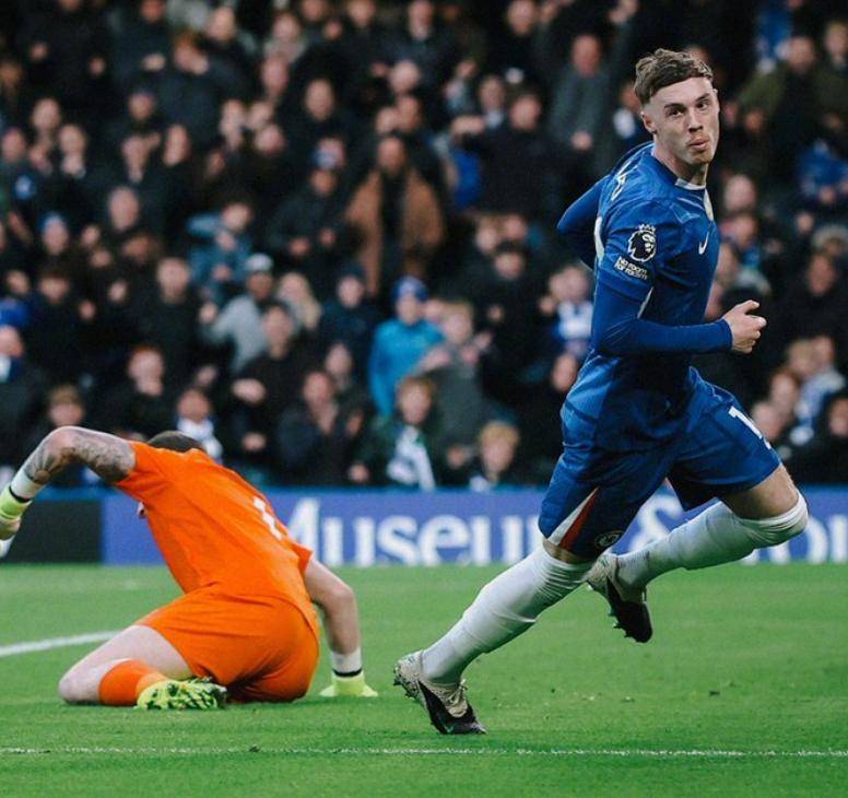 กูสโต้ทำประตูและแอสซิสต์ช่วยให้เชลซีเอาชนะเอฟเวอร์ตัน 2-0 ขยายสถิติไร้พ่ายเป็น 31 นัด และมอบสถิติที่น่าอับอายให้กับมอยส์ถึงสองรายการ _บลูส์_ _กาน่า โช_ _พาล์มเมอร์_