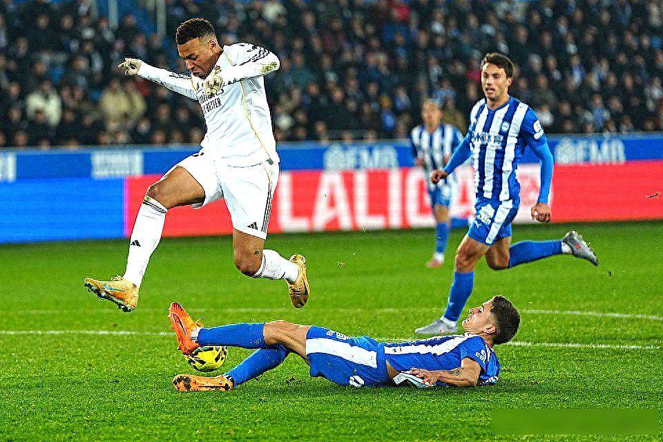 คีเลียน เอ็มบัปเป้ คว้ารางวัล MVP แต่กลับถูกวิจารณ์อย่างรุนแรง: เขาช่วยอลอนโซ่หรือทำให้เรอัล มาดริดต้องพ่ายแพ้? แฟนโรดริโก้ เบลลิงแฮม