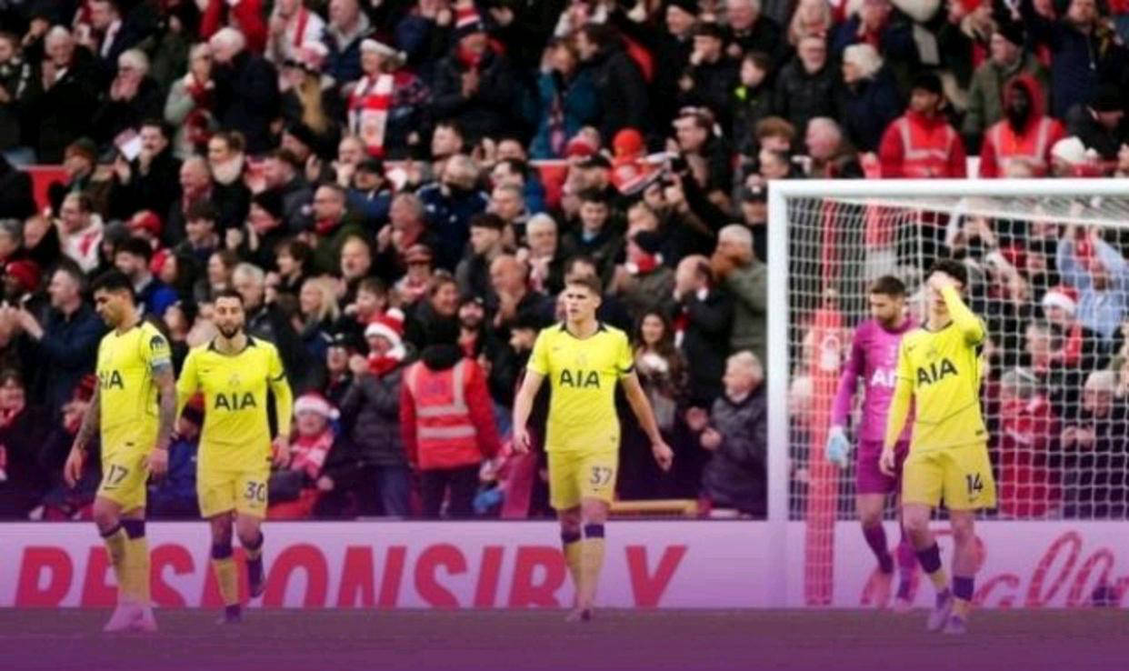 พรีเมียร์ลีก นัดที่ 16: ท็อตแนม พ่ายแพ้ 3-0 ในเกมเยือนต่อ น็อตติงแฮม ฟอเรสต์ สถิติลดลงเหลือ ชนะ 6 นัด เสมอ 4 นัด และแพ้ 6 นัด _ฤดูกาลนี้_ _ประวัติศาสตร์_ _ลีก_