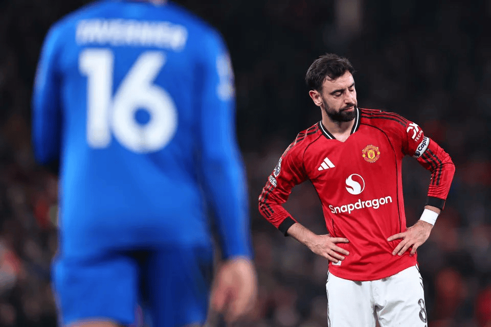 การเผชิญหน้าอันเย็นชา ระหว่างผู้เล่นกับสโมสร ความจงรักภักดีกับการคำนวณเบื้องหลังสถานการณ์ของ B Fernandes และแมนเชสเตอร์ยูไนเต็ด!_การจัดการ_ซาอุดิ_ห้องแต่งตัว