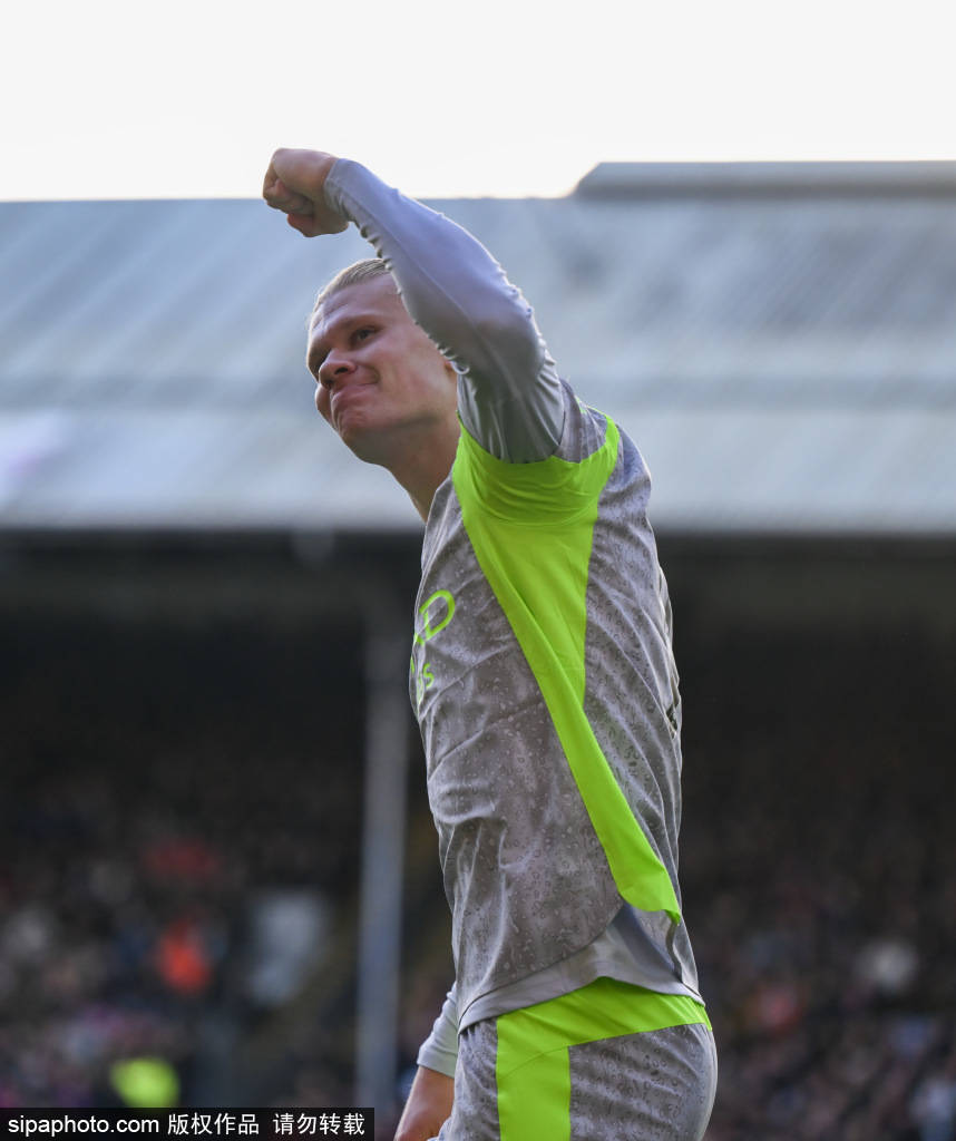 วันแห่งบทบาทคู่ของฮาแลนด์: จากกองหน้าผู้เฉียบคมสู่ซานตาคลอส แมนเชสเตอร์ ซิตี้ บนสนาม นอกสนาม