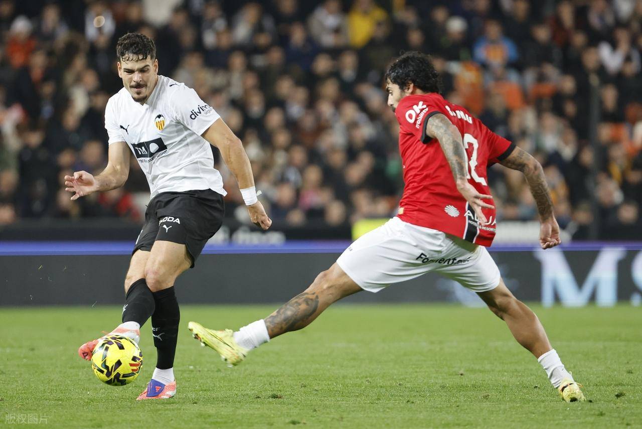 1-1: อดีตดาวเตะเรอัล มาดริด วัย 26 ปี ช่วยทีมด้วยการยิงตีเสมอในช่วงท้ายเกมกับมายอร์ก้า รอดพ้นความพ่ายแพ้ในลาลีกาเป็นนัดที่สองติดต่อกัน_วาเลนเซีย_การแข่งขัน_เหย้า