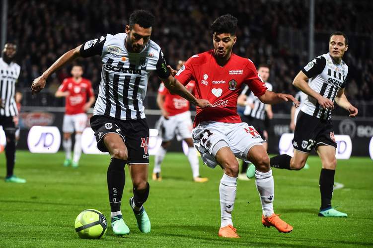 ศึกแห่งบุนเดสลีกา: โวล์ฟสบวร์ก พบกับ ไบรท์เฟิร์ก – การต่อสู้เพื่อความอยู่รอด vs ความหวังในการคว้าแชมป์ในศึกของทีมที่บาดเจ็บ_กริฟฟิธ_บ้าน_เซ็ตพีซ