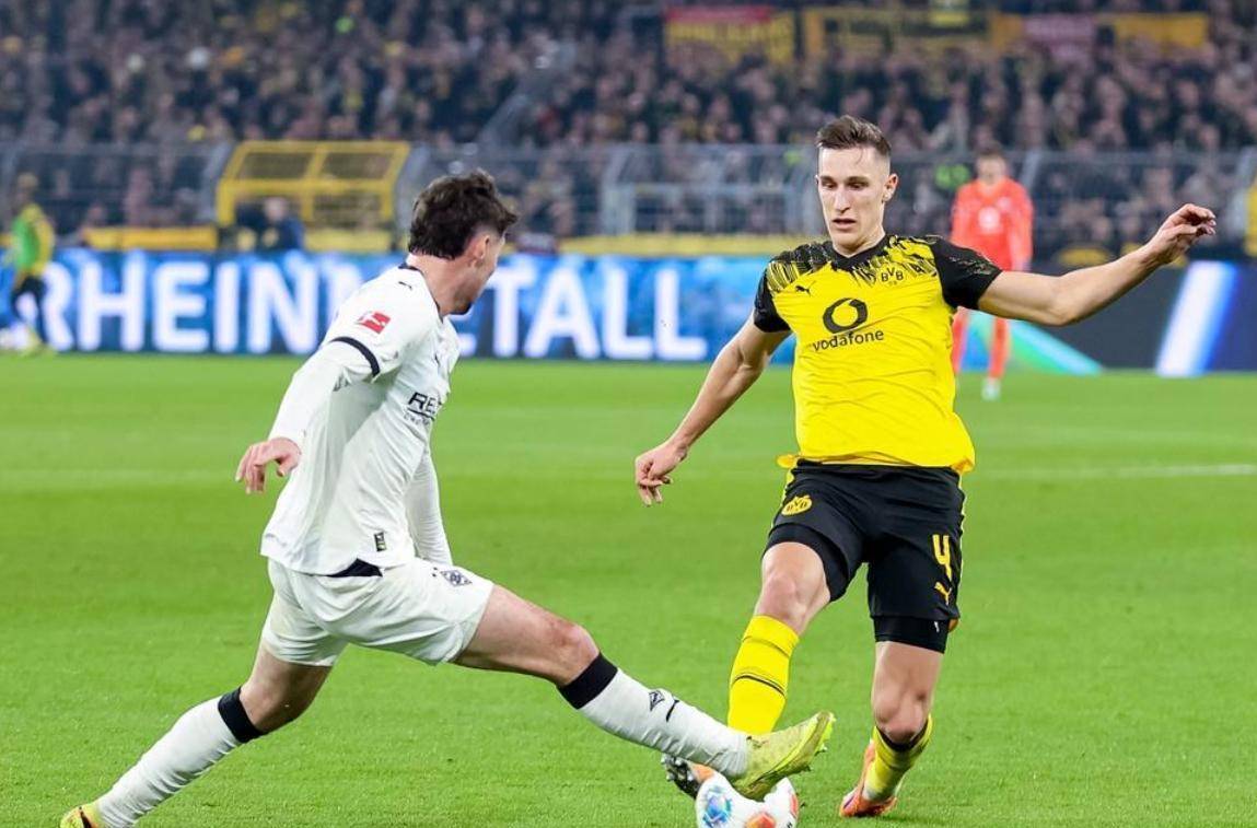 โบรุสเซีย ดอร์ทมุนด์ นำ 2-0 แต่ถูกบดบังด้วยปัญหาภายในทีม เมื่อดาวรุ่งพุ่งแรงเดินออกจากสนามหลังถูกเปลี่ยนตัว ผู้จัดการทีมกล่าวว่า: 