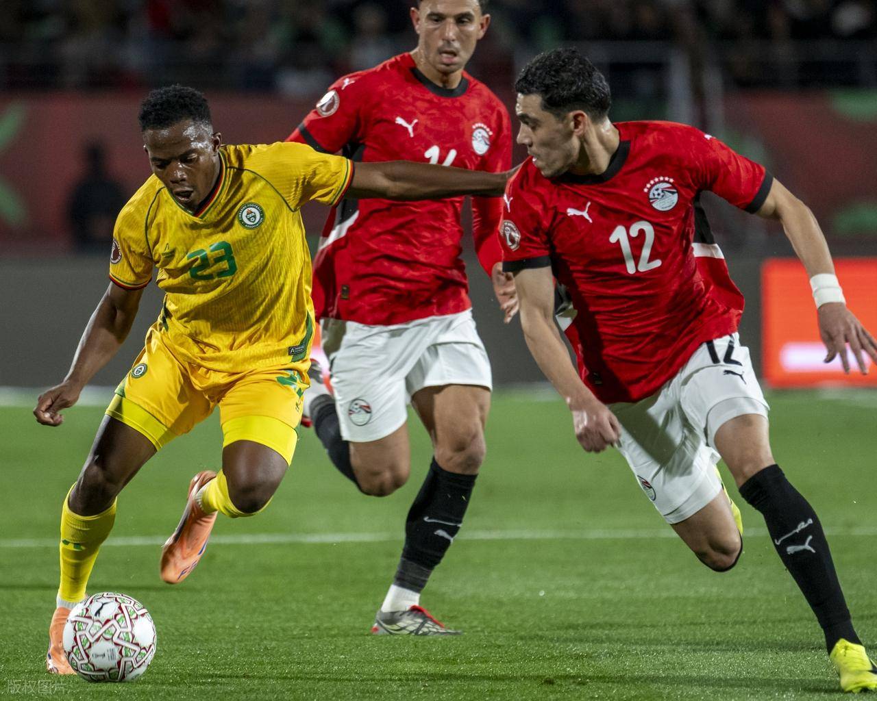 0-1 เป็น 2-1! ซาลาห์ยิงประตูในช่วงท้ายเกม คว้าชัยชนะในช่วงทดเวลาบาดเจ็บ ขณะที่ทีมเต็งแชมป์กลับมาอย่างดราม่า_มาร์มูช_เขตโทษ_อาชูร์