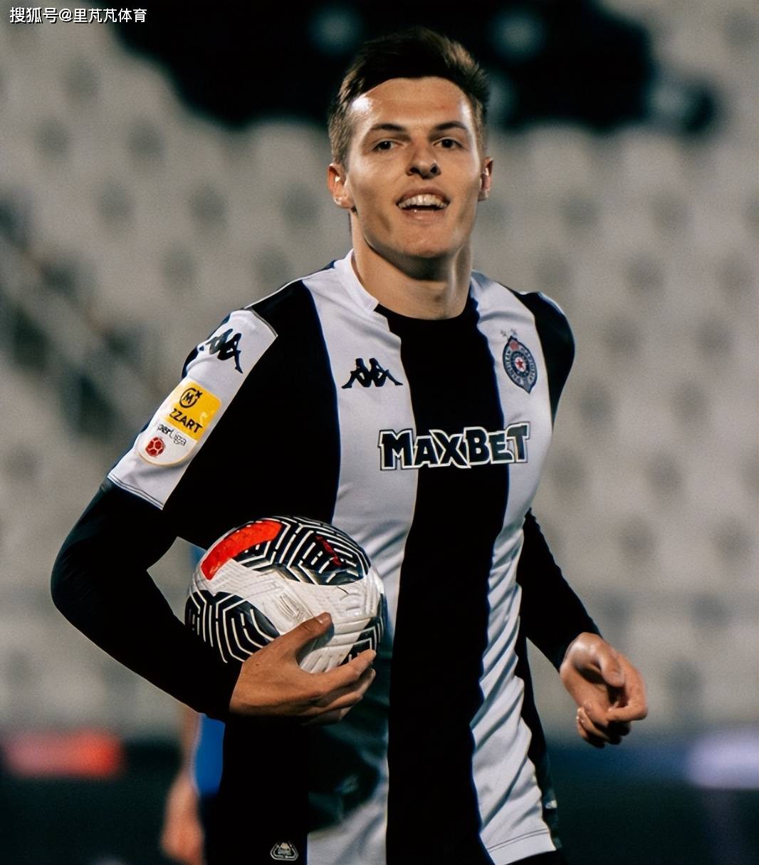 ยิงปืนนัดเดียวได้นกสองตัว? มิลานเซ็นสัญญากับกองหน้าวัย 18 ปีอย่างรวดเร็วหลังจากปล่อยฟีลออกไปให้ยืมตัว มีเอเย่นต์คนเดียวกับ DV9_Kostić_clause_Allegri