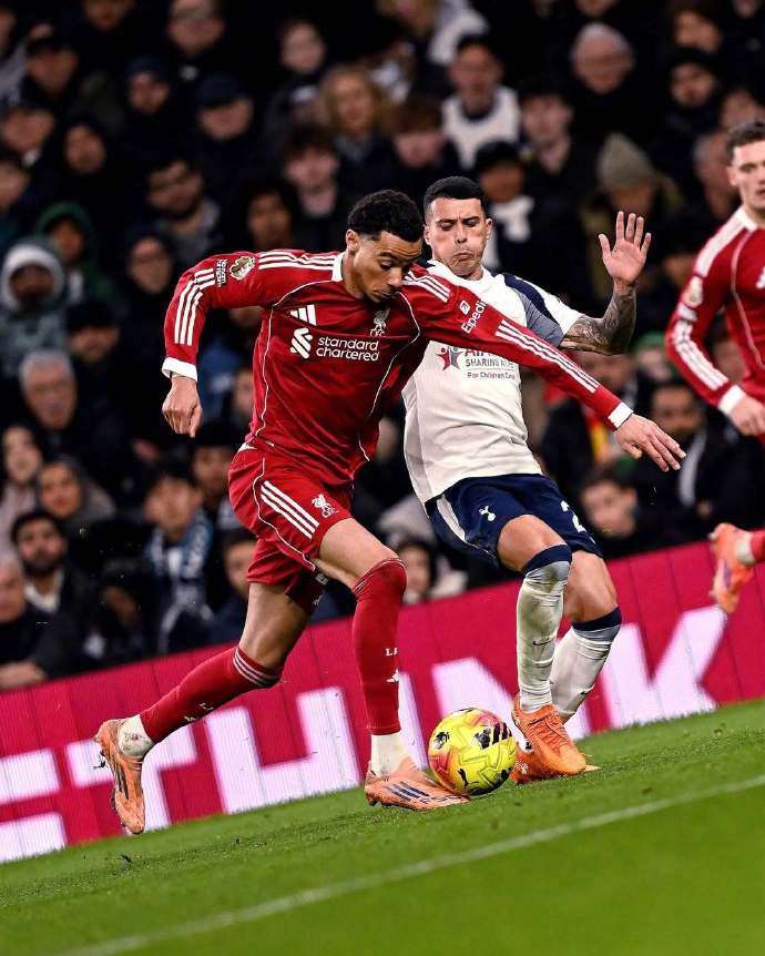 ชัยชนะอย่างหวุดหวิดของลิเวอร์พูลเหนือสเปอร์สยังคงก่อให้เกิดคำถาม โดยใบแดงสองใบในนัดเดียวถูกจับตามองอย่างใกล้ชิด กำหนดการแข่งขันที่หนักหน่วงยังคงสร้างความประหลาดใจให้กับอาร์เซนอล, แมนเชสเตอร์ ยูไนเต็ด และแมนเชสเตอร์ ซิตี้