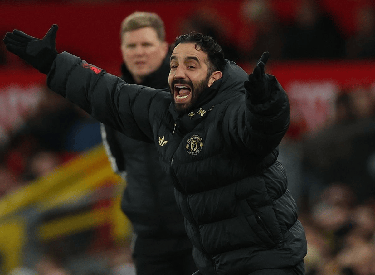 ช่วงเวลาแห่งความสำเร็จ: ยูไนเต็ดใช้แผนการเล่นใหม่ คว้าชัยชนะแม้ครองบอลเพียง 33%; อโมลินกล่าวอย่างภาคภูมิใจหลังจบเกม _การแข่งขัน_ _การป้องกัน_ _พรีเมียร์ลีก_