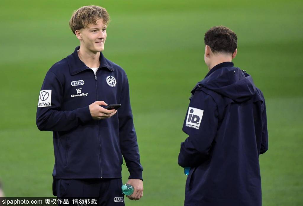 ซาคา: วีร์ตซ์ เป็นหนึ่งในไม่เหมือนใคร. เจ้าของซันเดอร์แลนด์โทรหาฉันตอน 11 โมงเย็นเชิญชวนให้ฉันมาร่วม. _ผู้เล่น_ไบเออร์ เลเวอร์คูเซ่น_อนาคต