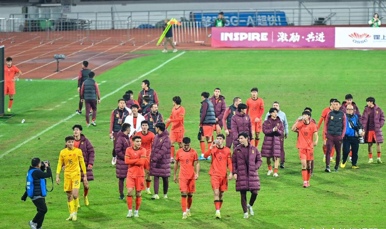 การออกเที่ยวพักผ่อนของทีมชาติชุดยู-22 ที่แคมป์ฝึกซ้อมดูไบ: หวัง หยูตง โดดเด่นในเสื้อท็อตแน่ม ฮ็อตสเปอร์, กองหลังทีมพอร์ตชนดาวรุ่งบาร์เซโลน่า _การฝึกซ้อม_นักเตะ_การแข่งขัน_