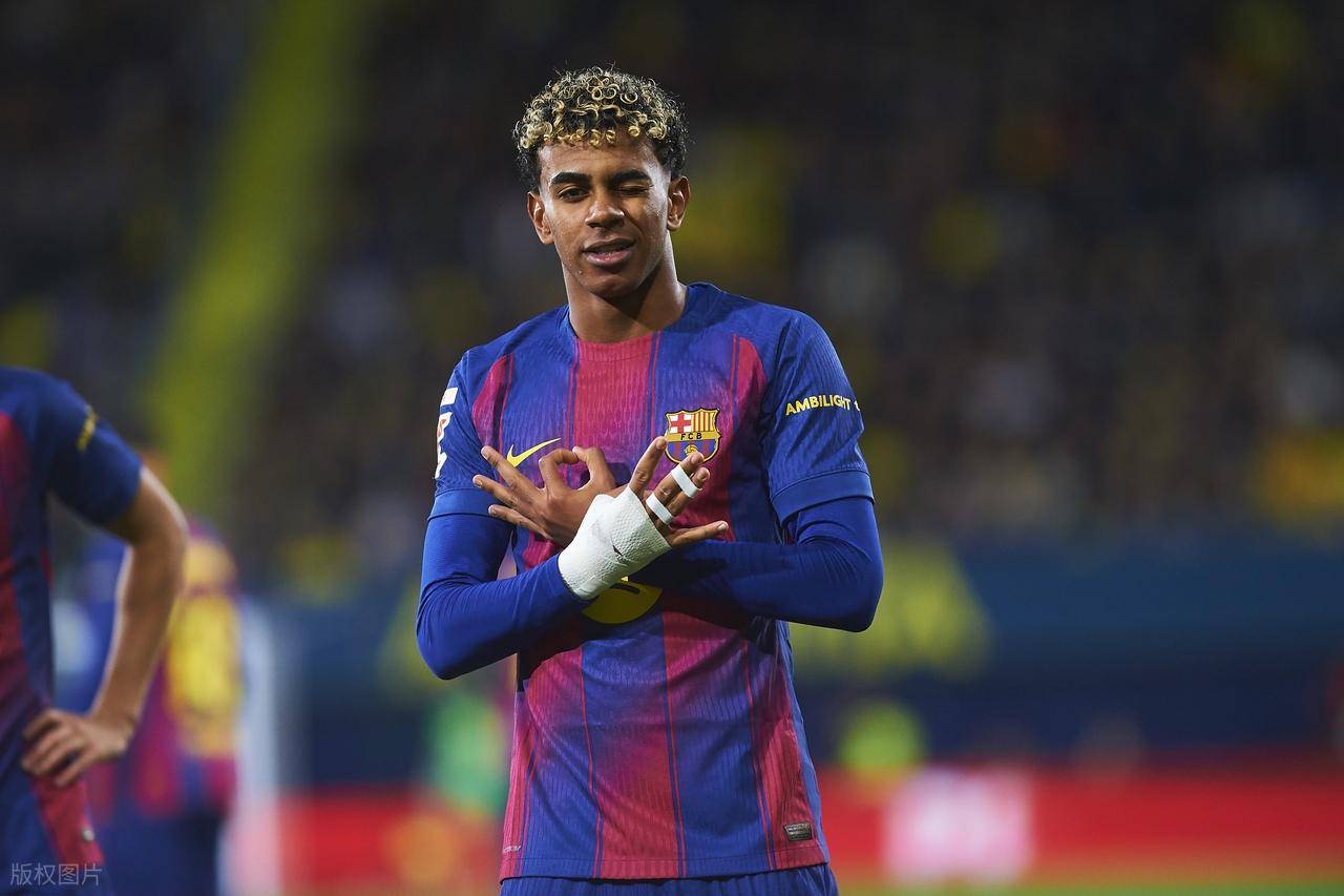 คริสเตียโน่ โรนัลโด้ คว้าบัลลงดอร์เป็นครั้งที่สามติดต่อกัน! ยามาลร่วมแบ่งปันรางวัล: 