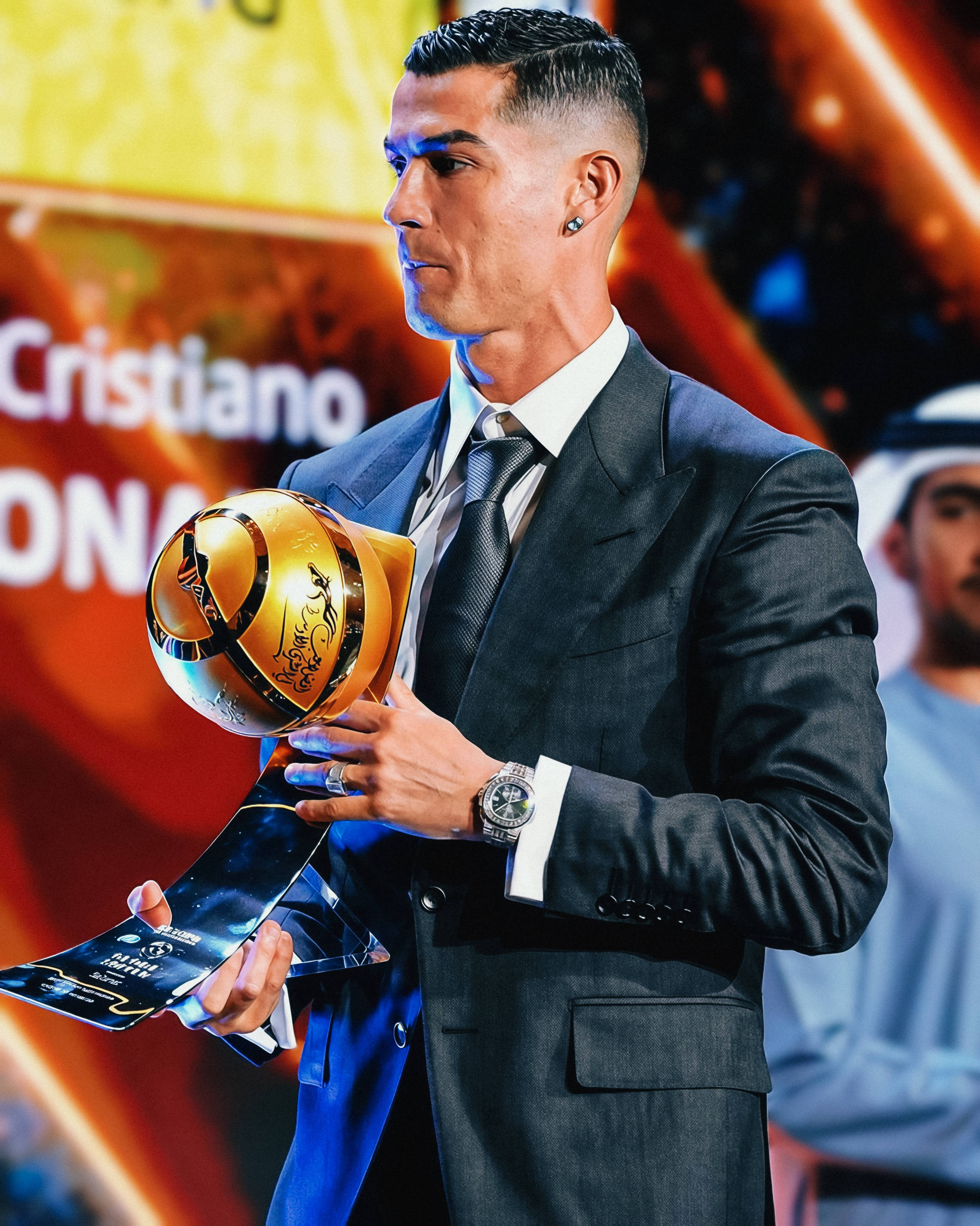 คริสเตียโน่ โรนัลโด้ ไม่ได้แชมป์ปีแล้วปีเล่า แต่กลับได้รับรางวัลนักเตะยอดเยี่ยมแห่งปีในตะวันออกกลางเป็นครั้งที่สามติดต่อกัน! และเขายังฉลองอย่างเต็มที่อีกด้วย! _ดูไบ_ _รางวัล_ _ริยาด มาห์เรซ_