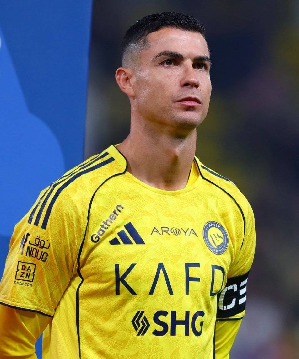 คริสเตียโน่ โรนัลโด้ ไม่สามารถหลบลูกบอลได้ทันเวลา ถูกกระแทกเข้าที่หลังจนเป็นประตู! แต่เขายังเฉลิมฉลองอย่างกระตือรือร้นด้วยการชูกำปั้น! ช่างเหนือจริงอย่างที่สุด! _ริยาด_ _นักเตะ_ _ชัยชนะ_