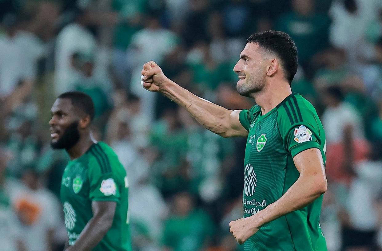 คู่แข่งชิงแชมป์ของคริสเตียโน โรนัลโด อัล-นาสเซอร์ คว้าชัยชนะในบ้าน 2-0 เหนืออัล-ไฟซาเล่ย์ โดยนักเตะทีมชาติอังกฤษและอดีตนักเตะโรม่าร่วมกันทำประตู