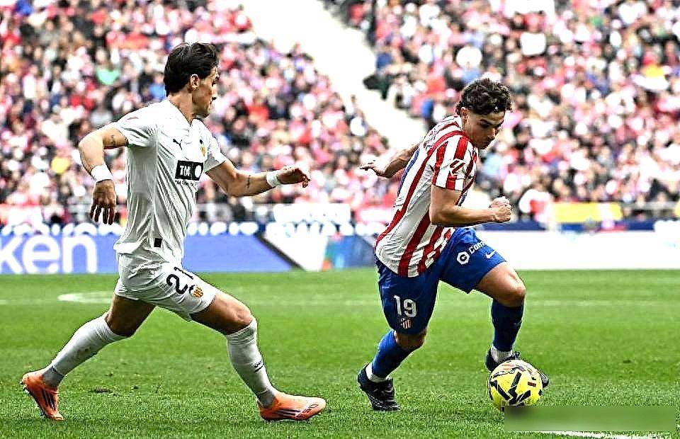 บาร์เซโลนาประสบปัญหาการเงินอย่างหนัก ทำให้พวกเขาจับตามอง 'ราชา' ของแอตเลติโก! ด้วยค่าฉีกสัญญา 500 ล้านยูโร ข้อตกลงนี้จะเกิดขึ้นได้อย่างไร? _Álvarez_Affairs_Manoeuvre