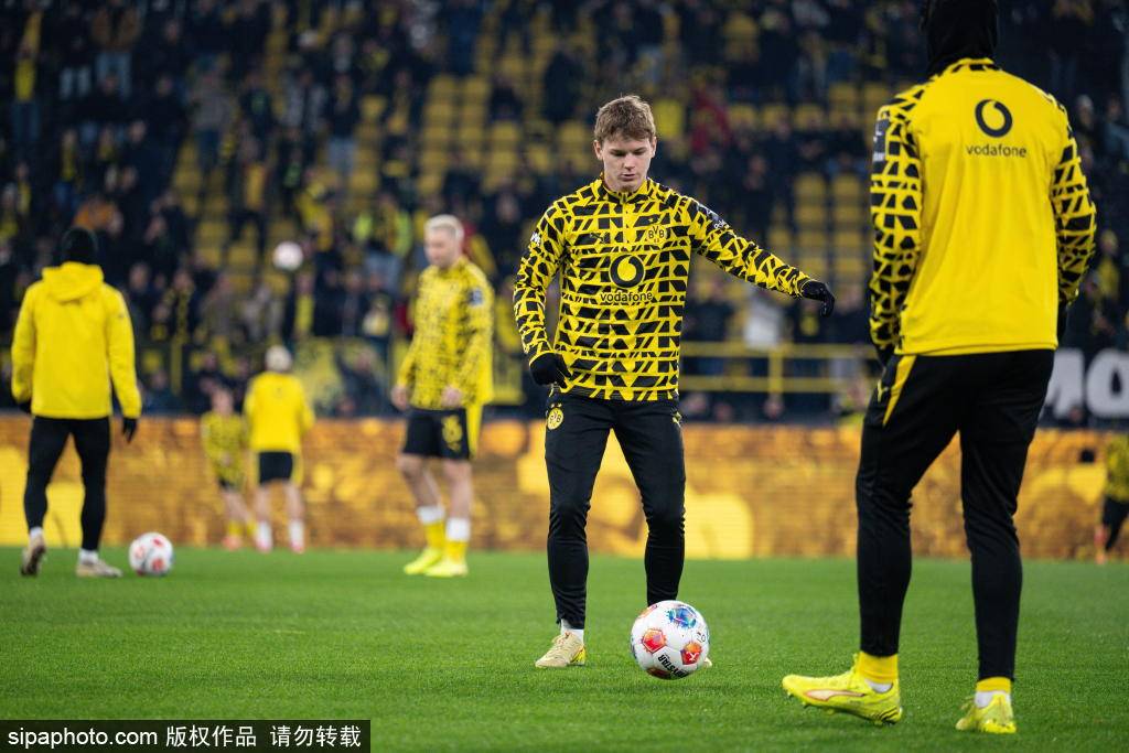 แคมป์เบลล์ ปีกของดอร์ทมุนด์ ย้ายร่วมทีมฮอฟเฟ่นไฮม์ด้วยสัญญายืมตัว: การพิจารณาเชิงกลยุทธ์และพลวัตของตลาดเบื้องหลังการย้ายทีม _Player_Fan_Borussia Dortmund