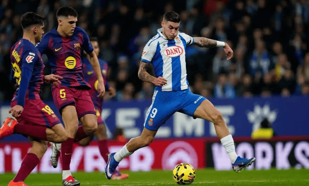 เอสปันญ่อลพ่ายแพ้ 0-2 แม้ยิงเข้ากรอบถึง 14 ครั้ง! บาร์เซโลน่าคว้าชัยชนะเหนือคู่แข่งร่วมแคว้นคาตาลันทั้งสองนัดในฤดูกาลนี้ พร้อมยืดสถิติไร้ชัยชนะต่อคู่แข่งรายนี้ออกไปเป็น 17 ปีต่อเนื่อง อู๋ เล่ย ลงสนาม เฟร์มิน