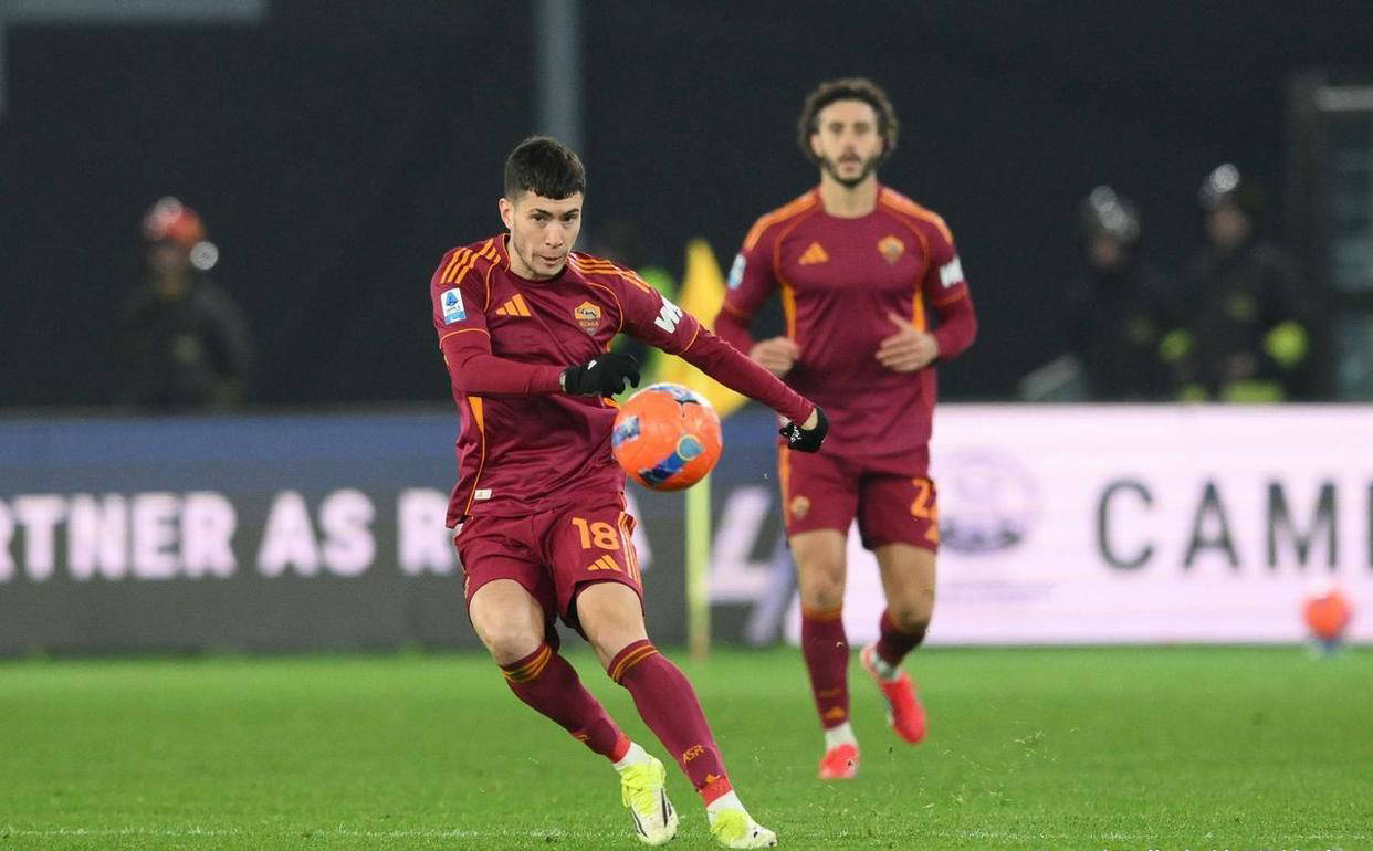 โรม่าคว้าชัยชนะในบ้าน 2-0 เหนือซาสซูโอโล่ โดยซูเลย์มานา โกเน่พิสูจน์คุณค่าของตัวเองด้วยการทำสองประตูในเวลาเพียงสามนาที การแข่งขัน: สลาวีแยร์