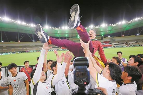 บทบาทสองด้านของอันโตนิโอ: สร้างช่วงเวลาสำคัญสำหรับผู้เล่นฟุตบอลชาวจีน | ทีมชาติเวียดนาม | เอเชีย