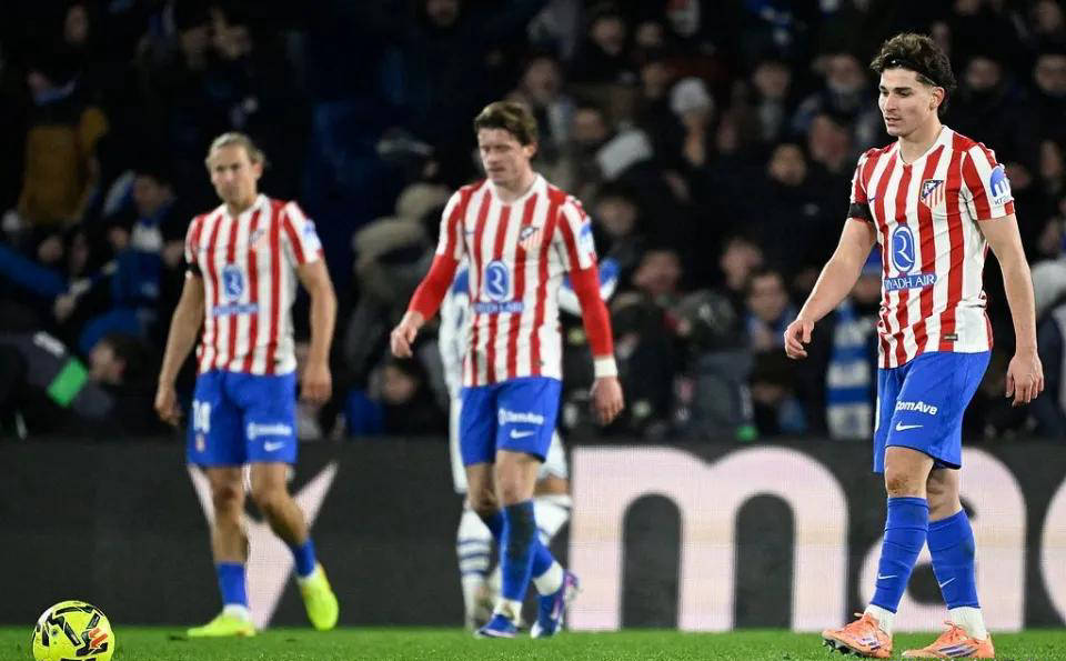 ขอความกรุณาอย่าพูดเรื่องไร้สาระ! 87 ล้านปอนด์? กองหน้าดาวเด่นของแอตเลติโกไม่ใช่คนที่เชลซีหรือลิเวอร์พูลจะคว้าตัวมาได้ง่ายๆ _Álvarez_ กองหน้าตัวเป้า_ ผู้เล่น