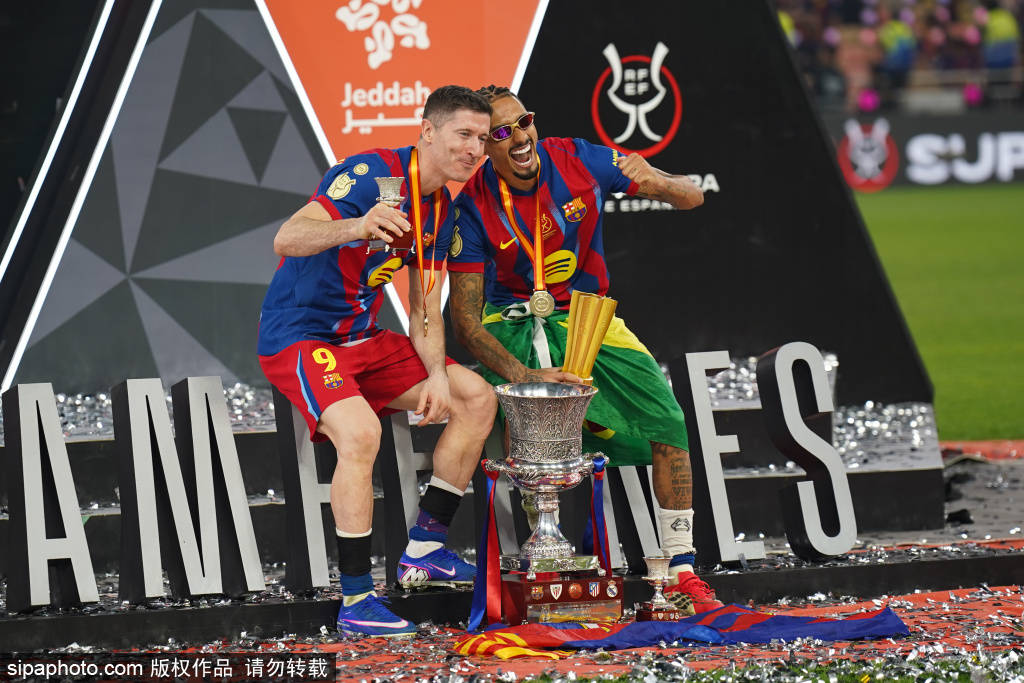 นี่คือรถที่มีมูลค่าเกือบ 100,000 ยูโรที่ราฟินญ่ามอบให้ภรรยาของเขา เทย์ลา เบลล็อตติ: "ตอนนี้ฉันเข้าใจแล้วว่าทำไมเขาถึงจากไปโดยไม่ตอบ" _เรื่องครอบครัว_ _ของขวัญ_ _บาร์เซโลนา_