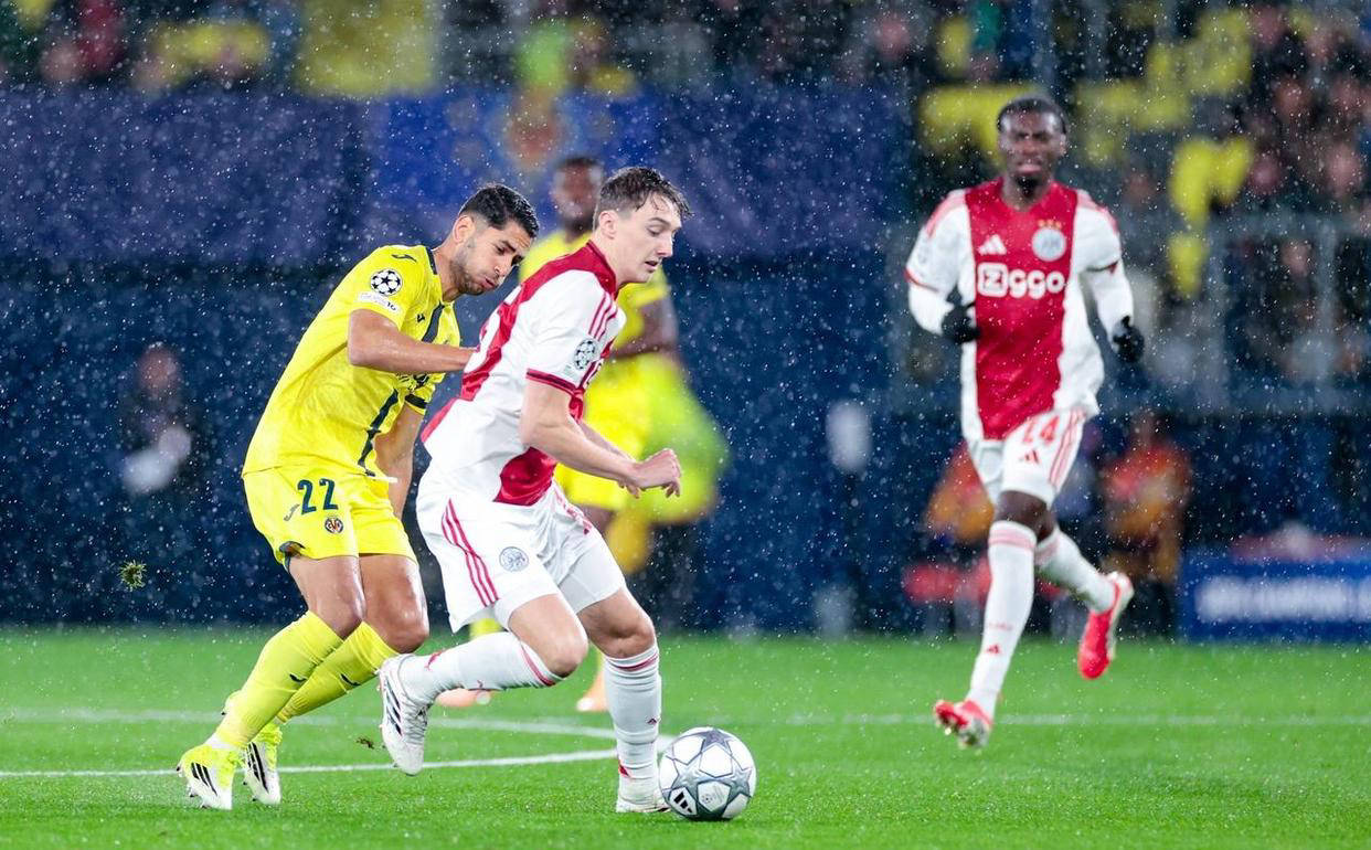 รอบแบ่งกลุ่มแชมเปียนส์ลีก: ทีมอันดับสามของเอเรดิวิซีพลิกสถานการณ์เอาชนะทีมอันดับสามของลาลีกา ขณะที่อาแจ็กซ์แชมป์สี่สมัยคว้าชัยชนะติดต่อกันเพื่อรักษาความหวังในการเข้ารอบต่อไป วิลลาเรอัล แมตช์ วิลลาเรอัล