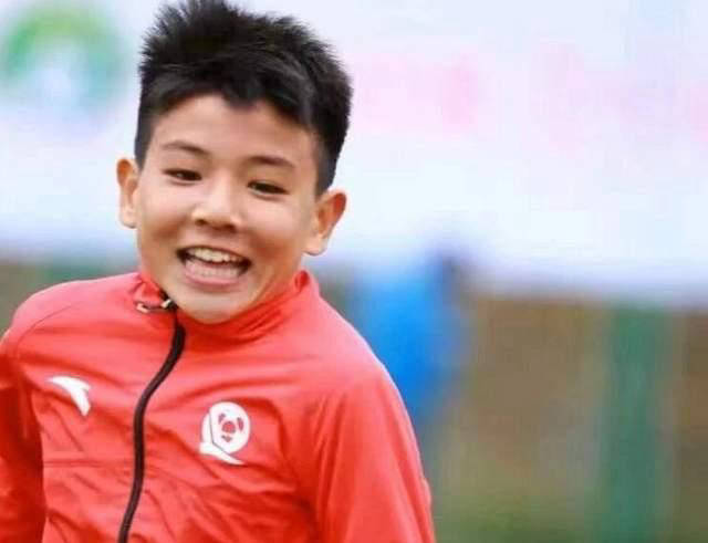 เอเวอร์แกรนด์ ฟุตบอล อะคาเดมี ส่งทีมชุดใหม่ลงสนามศึกไชน่า ลีก วัน; 16 นักเตะเยาวชนจากอะคาเดมีได้ประเดิมสนามในซูเปอร์ลีก; คว้าแชมป์ 4 สมัยติดต่อกัน _ซู ปิน_ ฟุตบอล ไชน่า