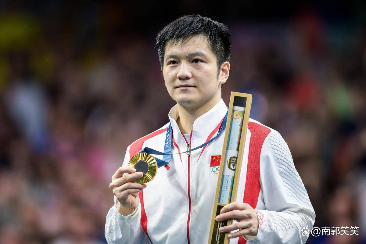 การแข่งขันนัดสุดท้ายของปีแห่งงูของฟาน เจินตง! ชนะหนึ่งแพ้หนึ่งในการแข่งขันบุนเดสลีกา: คัมแบ็กในประเภทเดี่ยว, แพ้อย่างหวุดหวิดในประเภทคู่ รายงานการแข่งขัน: สนามซาร์บวร์เกน