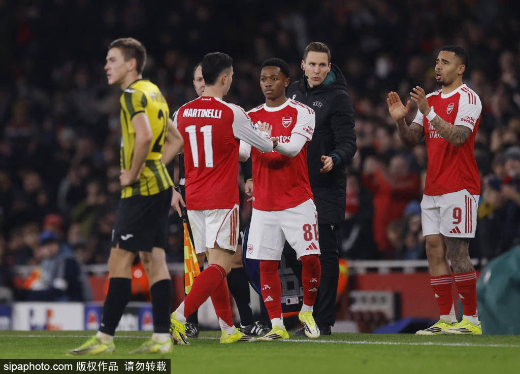 อาร์เซนอลตอบรับแรงกดดันในการลุ้นแชมป์ด้วยชัยชนะเหนือท็อตแน่ม ฮ็อตสเปอร์อย่างเด็ดขาด การแข่งขัน: ไรซ์, แมนเชสเตอร์ ซิตี้