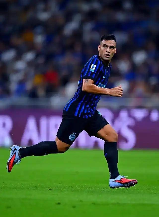 ชะตากรรมของพี่น้องแยกทางกัน! ขณะที่พี่ชายคนหนึ่งกำลังเผชิญกับการถูกไล่ออกจากอินเตอร์ มิลาน หลังตกรอบแชมเปียนส์ลีก น้องชายอีกคนกลับได้สัญญาใหม่กับยูเวนตุส มาร์คัส Thuram นาโปลี เซเรีย อา