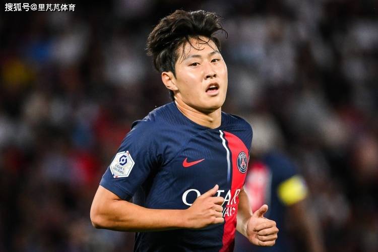 'หมายเลขหนึ่งคนใหม่' ไม่ดีเท่า 'หมายเลขหนึ่งคนเก่า' หรือ? ลี คัง-อิน ยกถ้วยรางวัลนักฟุตบอลยอดเยี่ยมแห่งปี แต่ยังคงไม่ได้รับความไว้วางใจ_ซน ฮึง-มิน_สื่อ_เกียรติยศ