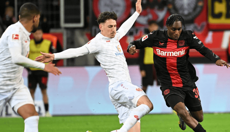 26032 ฟุตบอลลอตเตอรี่ชนะ-เสมอ-แพ้: ไบเออร์ เลเวอร์คูเซ่น เสมอกับคู่แข่งในบ้าน! โรงงานเครื่องปั้นดินเผาประกาศจะกินไมนซ์ทั้งทีม | คู่แข่ง | การป้องกัน