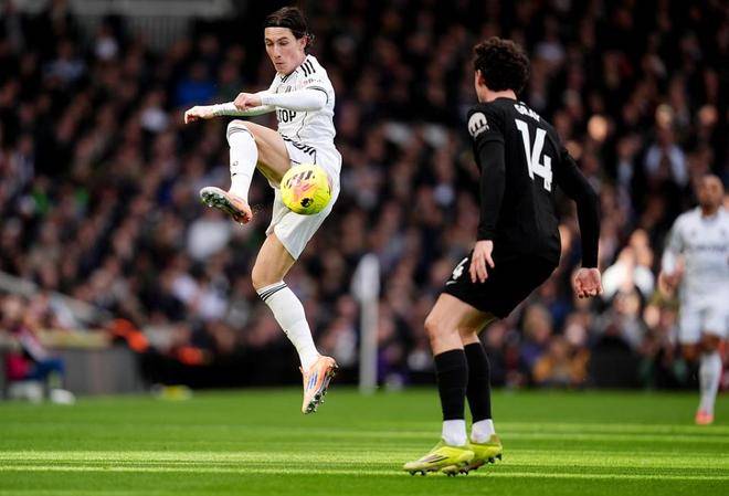 1-2! สเปอร์สไร้ชัย 10 นัดติดต่อกัน + แพ้ 4 นัดรวด อยู่อันดับ 4 ในแชมเปียนส์ลีก แต่รั้งอันดับ 5 จากท้ายตารางพรีเมียร์ลีก มีแต้มเหนือโซนตกชั้นเพียง 4 คะแนน _ฟูแล่ม_, _อาร์เซนอล_, _แมนเชสเตอร์ ยูไนเต็ด_