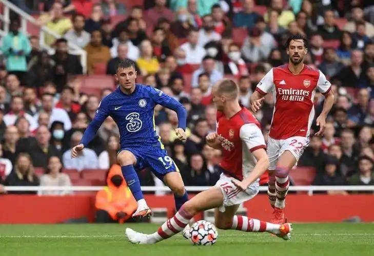 พ่ายแพ้อย่างหวุดหวิด! เชลซีพ่ายอาร์เซนอล 1-2 จากการพังทลายของใบแดงที่พิสูจน์ให้เห็นถึงความเจ็บปวด, ความหวังในแชมเปียนส์ลีกของสิงห์บลูส์แขวนอยู่บนเส้นด้าย_ลูกตั้งเตะ_การป้องกัน