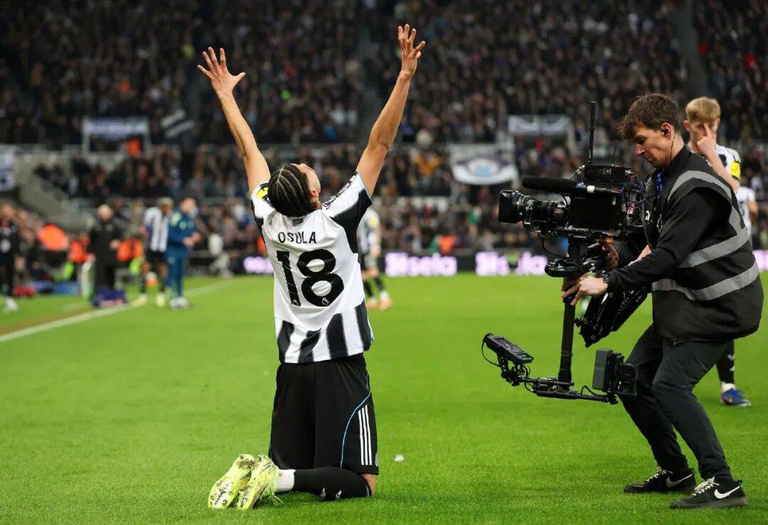 นิวคาสเซิ่ลที่ไม่สามารถเอาชนะคนซ้ายสิบคนได้ คาร์ริคต้องสอบใหม่ แอทเทิล_Cunia_advantage_scheko ของแมนเชสเตอร์ ยูไนเต็ด