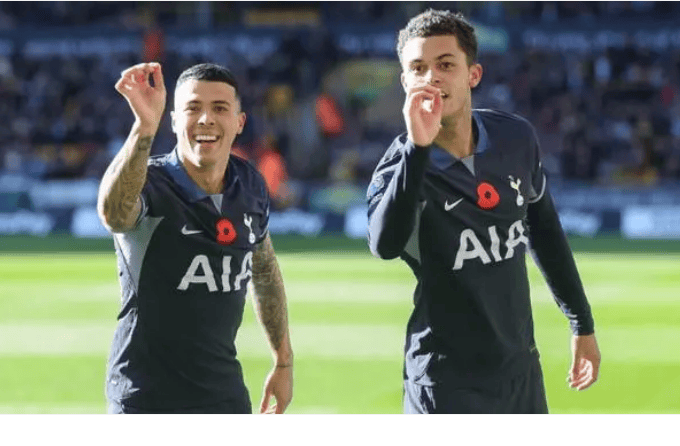 วูล์ฟส์พลิกท็อตแนมและกลายเป็นผู้นำพรีเมียร์ลีก - หมาป่าใน UK_Match_Offensive_League