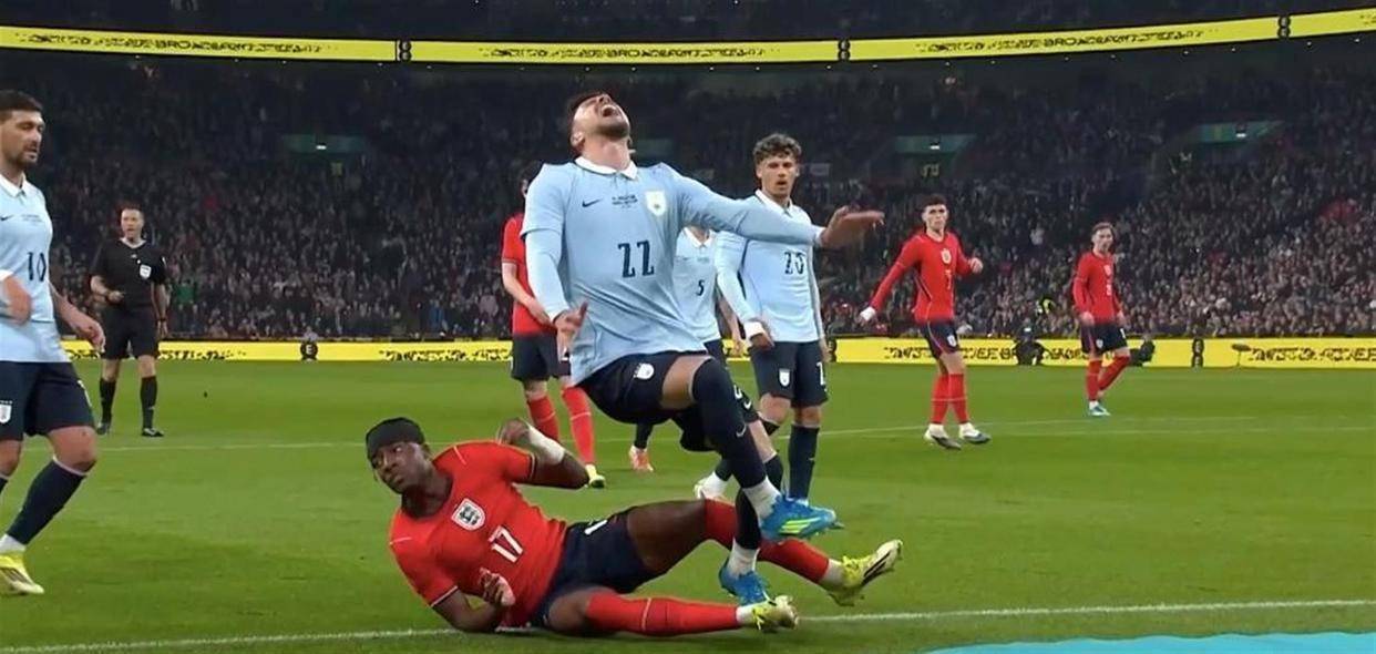 1-1! กองหน้าเหล็กของมือปืนทำแต้ม + ส่งคะแนน กัปตันทีมเรอัล มาดริด เสมอกัน และฟีฟ่าที่สี่ก็อารมณ์เสียและจบลงด้วยการชนะสตรีค 6 เกม_England_Match_Uruguay