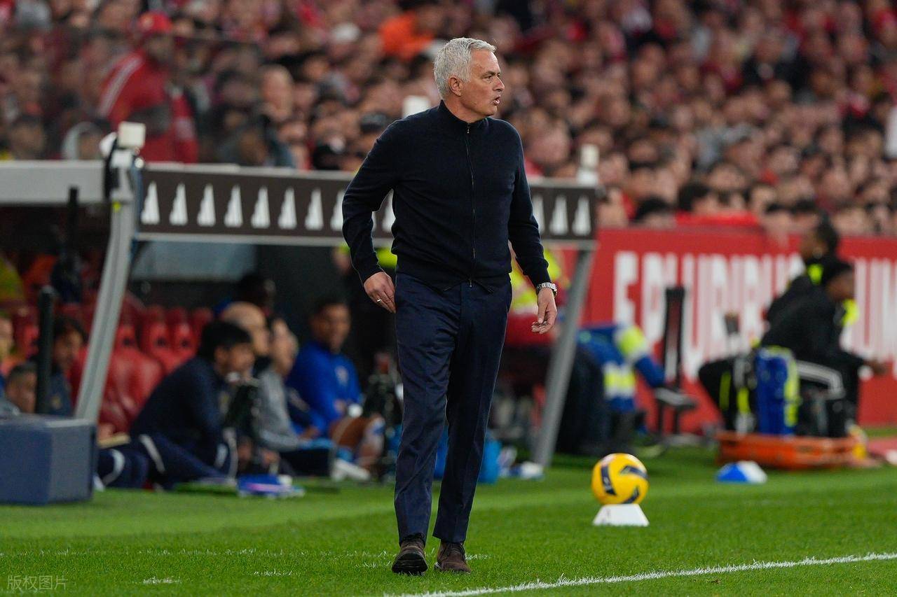 ด้วยสกอร์ฟรีซ 2-0 มูรินโญ่วัย 63 ปีนำทีมของเขาไป 29 รอบของ 29 รอบและได้ 4 คะแนนจากอันดับต้น ๆ ของรายการในคืนหนึ่ง_Benfica_Madeira_League